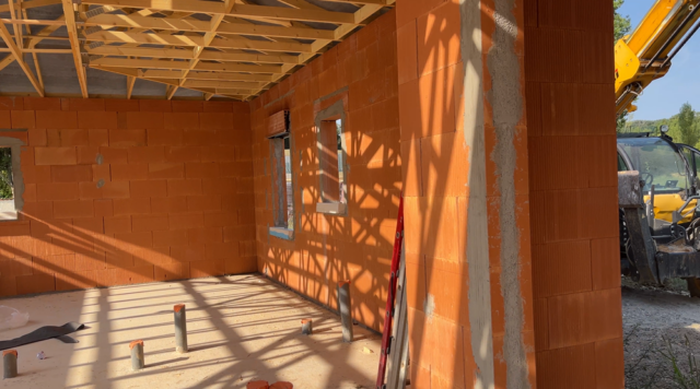Marsan, nouvelle semaine, nouvelle maison : les murs sont posés, la charpente démarre.